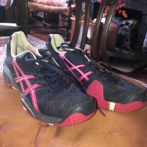 EUC ASICS running tennis shoe